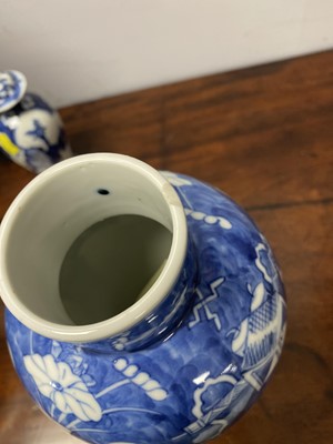 Lot 333 - A selection of Chinese ceramics