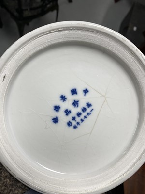 Lot 333 - A selection of Chinese ceramics