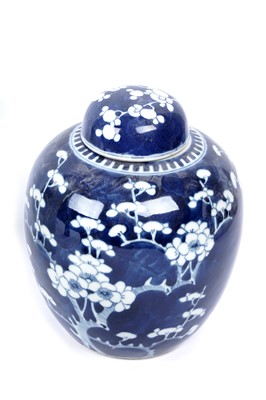 Lot 333 - A selection of Chinese ceramics