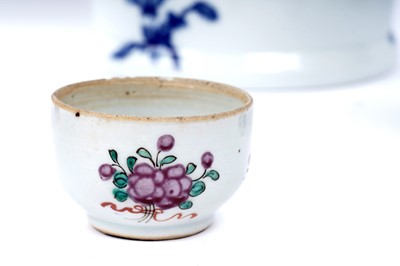 Lot 333 - A selection of Chinese ceramics