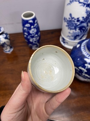 Lot 333 - A selection of Chinese ceramics