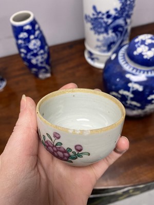 Lot 333 - A selection of Chinese ceramics