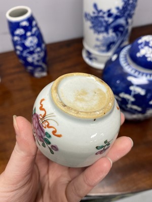Lot 333 - A selection of Chinese ceramics