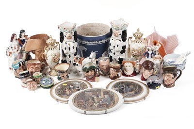 Lot 423 - ﻿A selection of decorative glass and ceramics