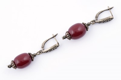 Lot 96 - A cherry amber-style bead necklace; and earrings