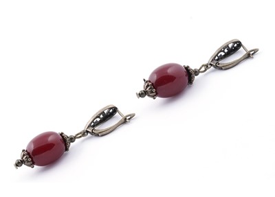 Lot 96 - A cherry amber-style bead necklace; and earrings