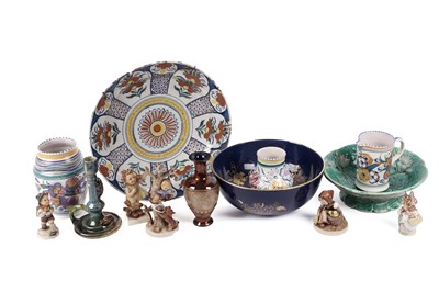 Lot 433 - A selection of decorative ceramics, makers including Poole, Royal Doulton, and others