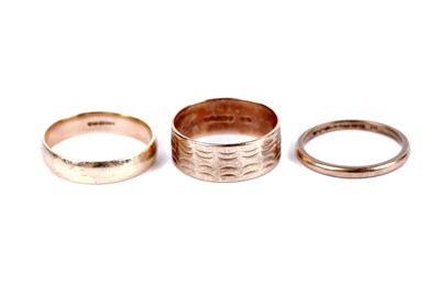 Lot 20 - Three 9ct yellow gold wedding bands