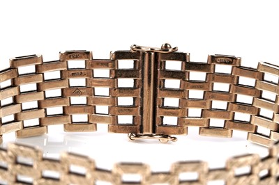Lot 174 - A 9ct yellow gold gatelink bracelet