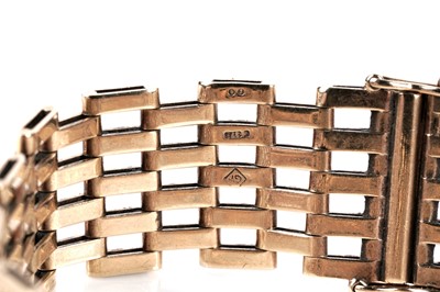 Lot 174 - A 9ct yellow gold gatelink bracelet