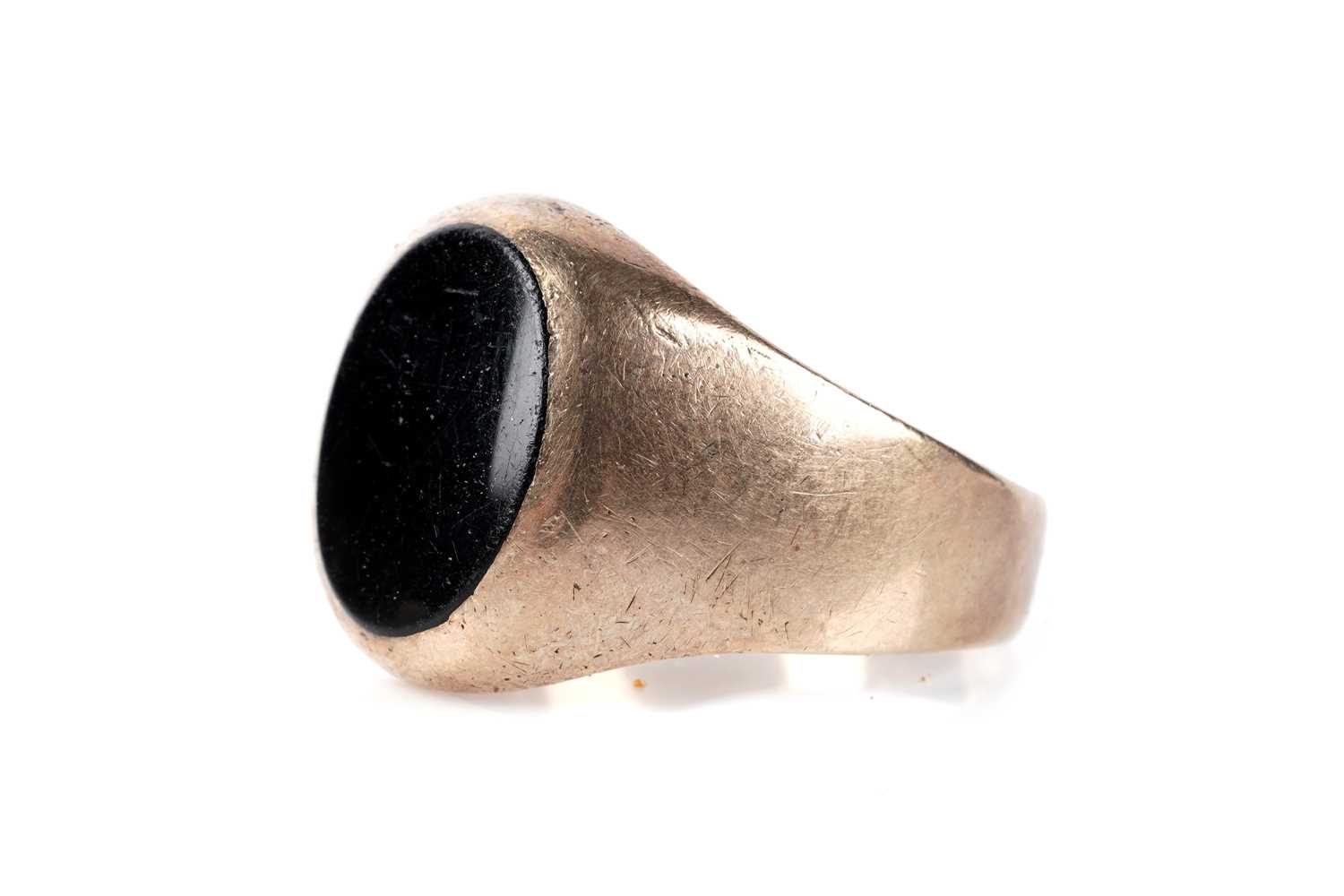 Lot 171 - An onyx signet ring