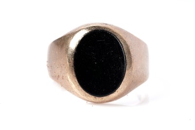 Lot 171 - An onyx signet ring