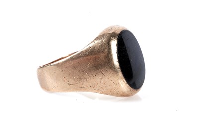 Lot 171 - An onyx signet ring