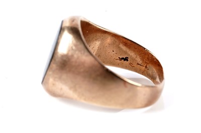 Lot 171 - An onyx signet ring