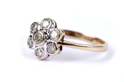 Lot 15 - A diamond flower cluster dress ring