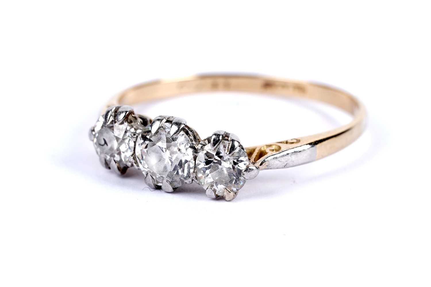 Lot 21 - A diamond three stone ring