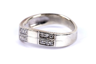 Lot 49 - A diamond wedding band