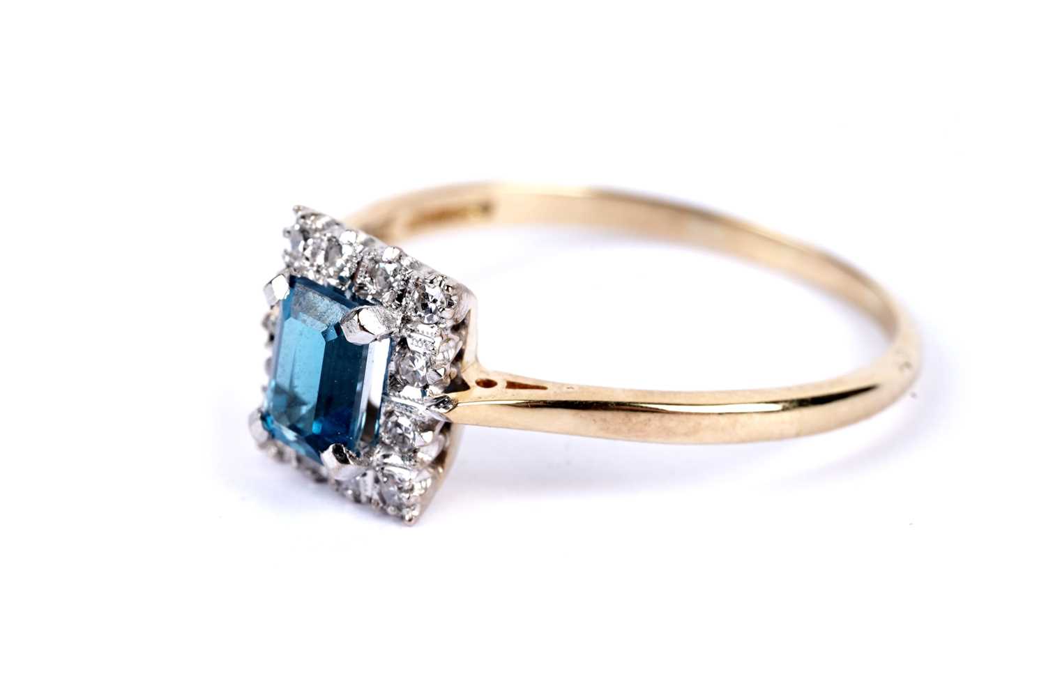 Lot 52 - A topaz and diamond ring