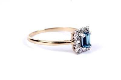 Lot 52 - A topaz and diamond ring