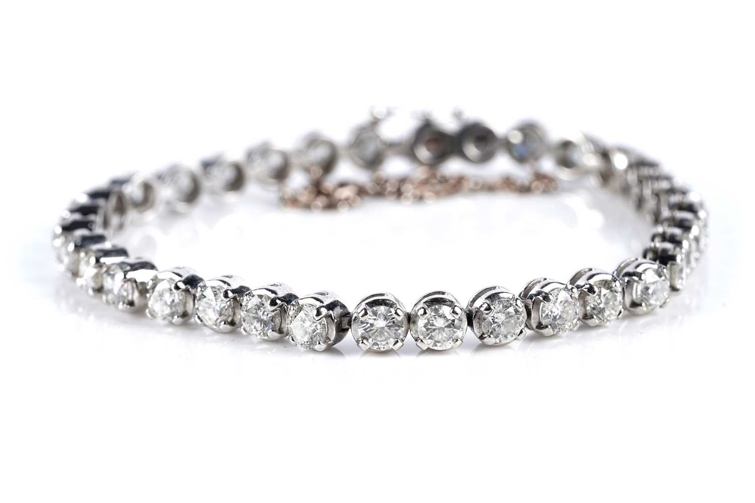 Lot 565 - A diamond tennis bracelet