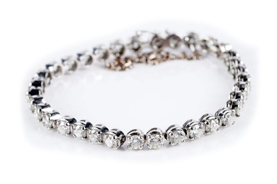 Lot 565 - A diamond tennis bracelet
