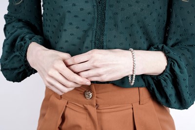 Lot 565 - A diamond tennis bracelet