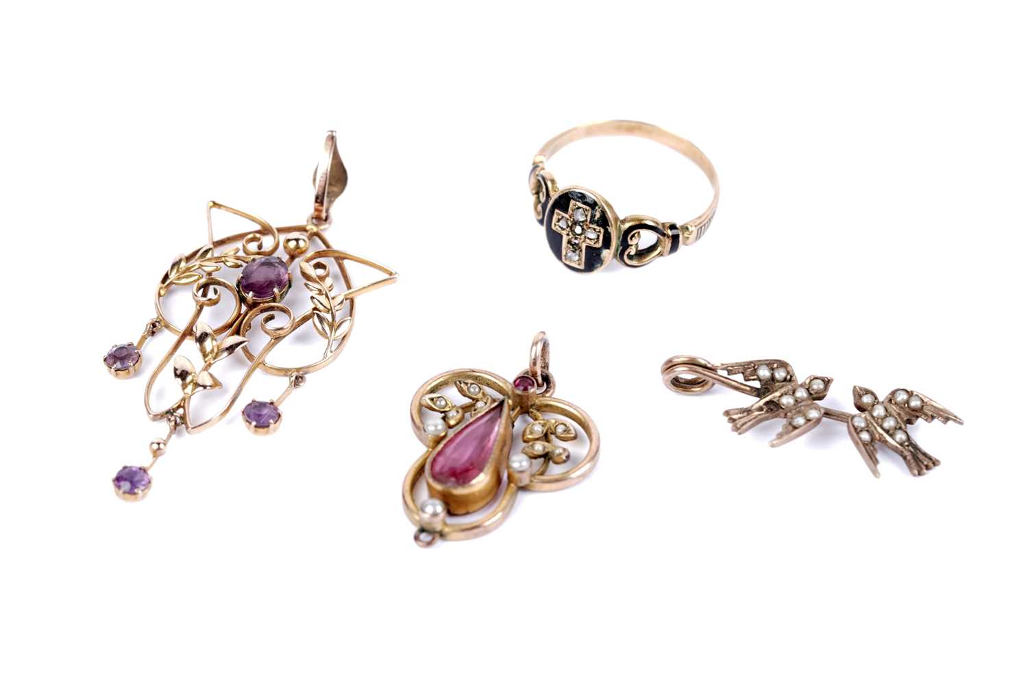 Lot 23 - A selection of antique and later jewellery