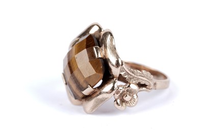 Lot 58 - A tiger's eye quartz dress ring