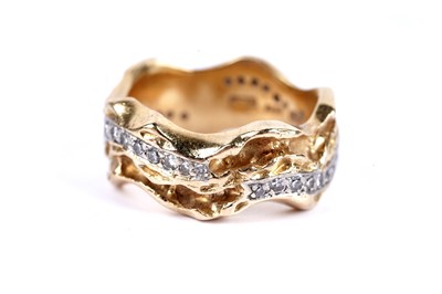 Lot 61 - A diamond and 18ct yellow gold ring