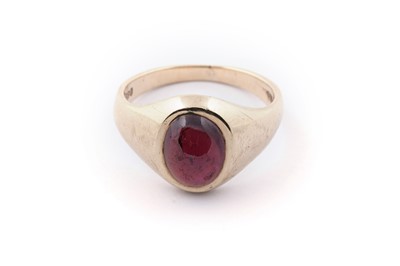 Lot 67 - A garnet cabochon single stone ring