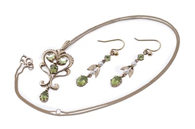 Lot 80 - A peridot and seed pearl drop pendant necklace and earrings