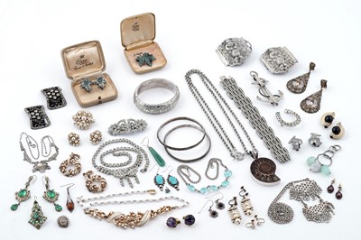 Lot 113 - A selection of gold, silver and costume jewellery