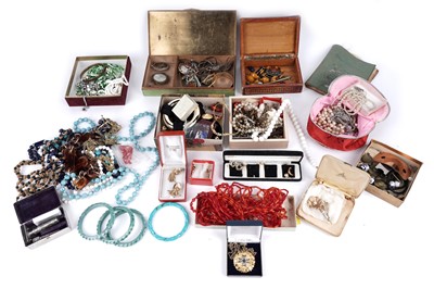 Lot 133 - A selection of costume jewellery