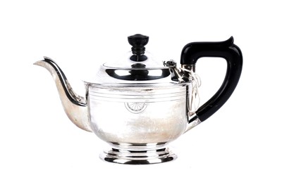 Lot 266 - A George VI silver teapot by Viners of Sheffield