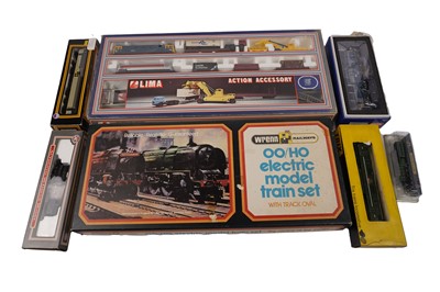 Lot 35 - A selection of 00-gauge model trains and train sets