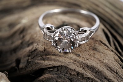Lot 627 - A single stone solitaire diamond ring