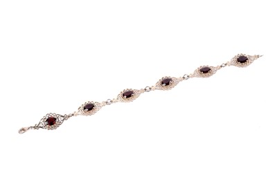 Lot 152 - A garnet bracelet