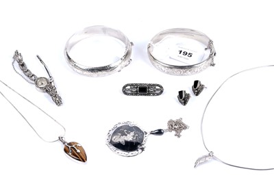 Lot 195 - A selection of silver jewellery