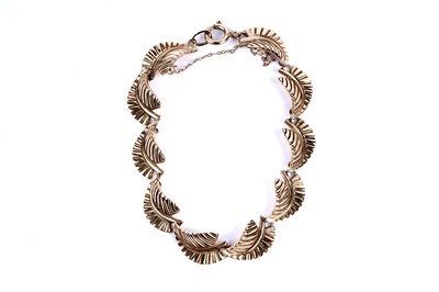 Lot 198 - A 9ct yellow gold leaf pattern bracelet