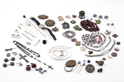 Lot 220 - A selection of silver and costume jewellery