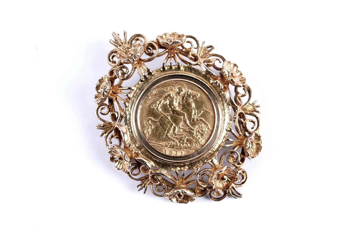 Lot 25 - A George V gold half sovereign in brooch pendant mount