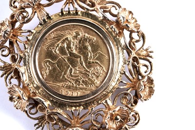 Lot 25 - A George V gold half sovereign in brooch pendant mount