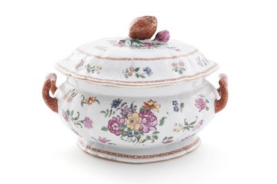 Lot 802 - A Chinese export famille rose tureen