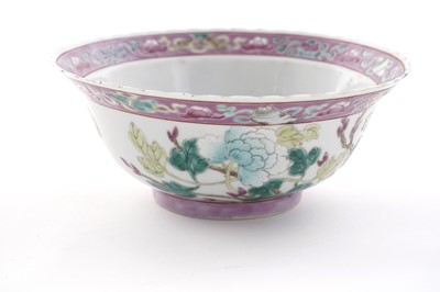 Lot 831 - A Chinese famille rose phoenix bowl