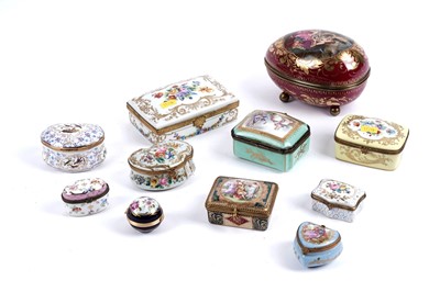 Lot 255 - A collection of Continental snuff and trinket boxes