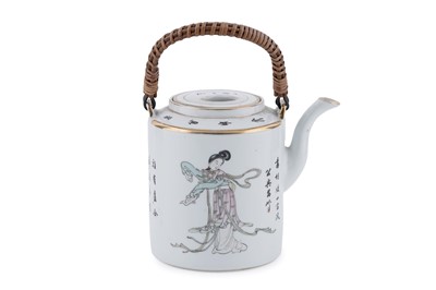 Lot 814 - A Chinese famille rose tea kettle