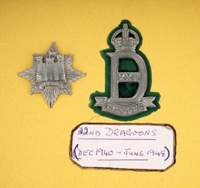 Lot 9 - Second World War Royal Armoured Corps regimental cap and collar badges and buttons