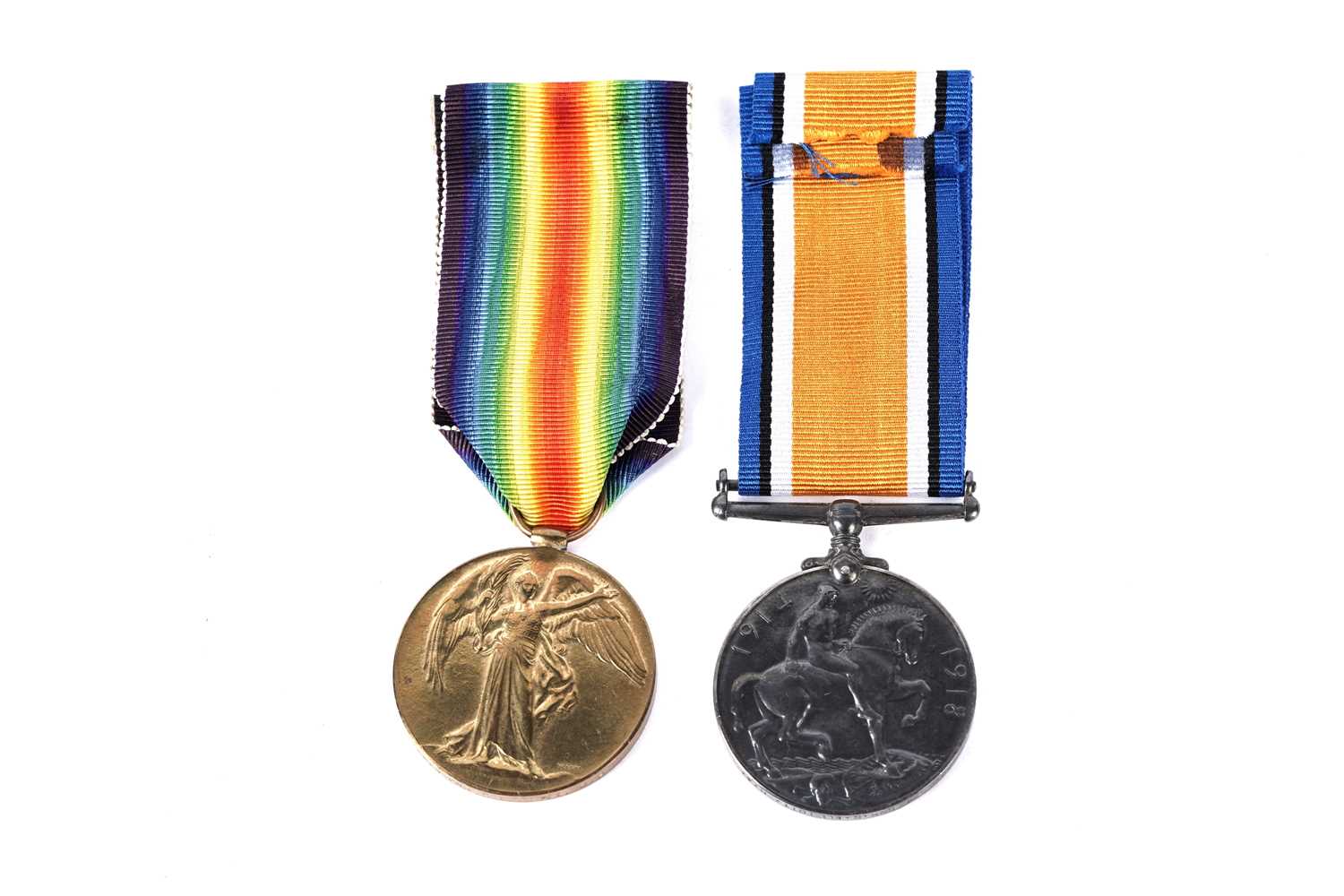 Lot 215 - A pair of First World War general service medals