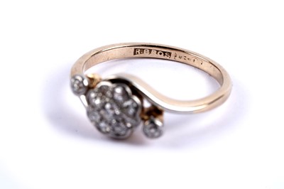 Lot 88 - An antique diamond flower cluster ring
