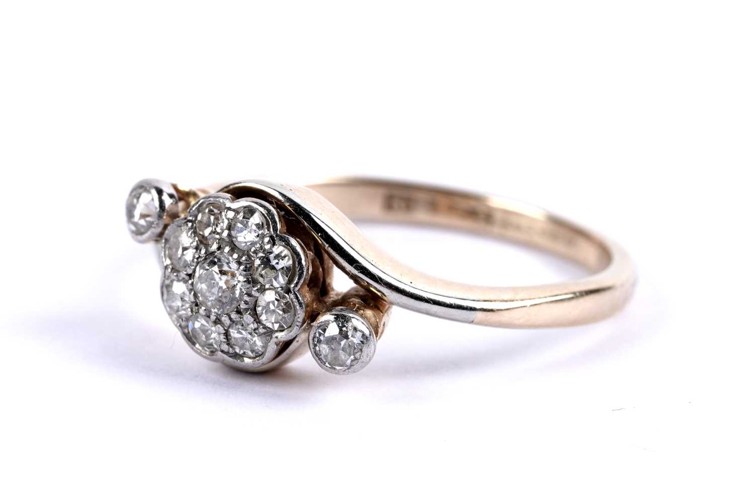 Lot 88 - An antique diamond flower cluster ring